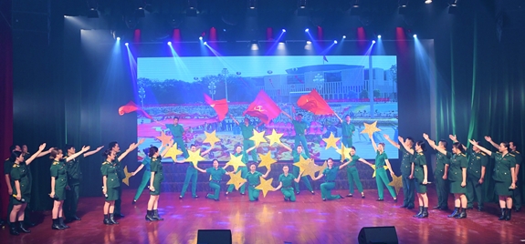 Các tiết mục biểu diễn tại liên hoan văn nghệ “Âm vang bài ca truyền thống” của Báo Quân đội nhân dân.